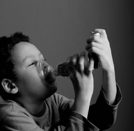 Téléchargez les photos : Petit garçon tenant inhalateur sur fond de studio - en image libre de droit