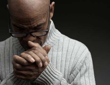Foto de Rezar a Dios para el perdón Hombre caribeño rezando con la gente stock image stock photo - Imagen libre de derechos