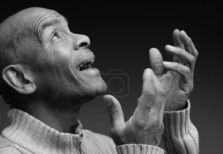 Téléchargez les photos : Priant Dieu pour le pardon homme caribéen priant avec les gens image de stock photo de la réserve - en image libre de droit