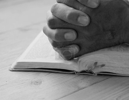 Téléchargez les photos : Homme caribéen avec le livre de bible priant Dieu - en image libre de droit