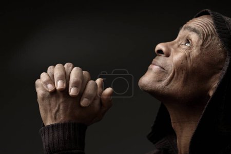 Foto de Rezar a Dios para el perdón Hombre caribeño rezando con la gente stock image stock photo - Imagen libre de derechos