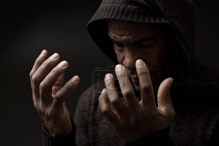 Téléchargez les photos : Priant Dieu pour le pardon homme caribéen priant avec les gens image de stock photo de la réserve - en image libre de droit