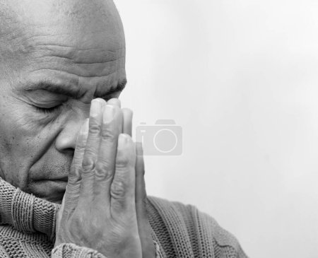Téléchargez les photos : Homme caribéen priant Dieu pour le pardon - en image libre de droit
