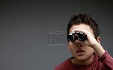 Foto de Joven chico mirando a través de prismáticos - Imagen libre de derechos