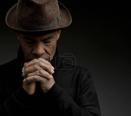 Téléchargez les photos : Homme caribéen priant Dieu pour le pardon - en image libre de droit