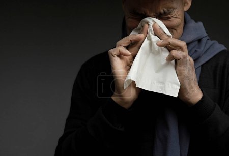 Foto de Hombre soplando la nariz después de contraer la gripe y el resfriado - Imagen libre de derechos