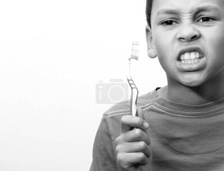 Téléchargez les photos : Petit garçon se brossant les dents avec une brosse à dents - en image libre de droit