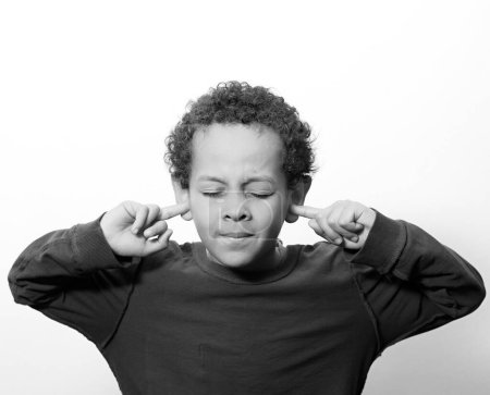 Téléchargez les photos : Petit garçon avec un appareil auditif - en image libre de droit