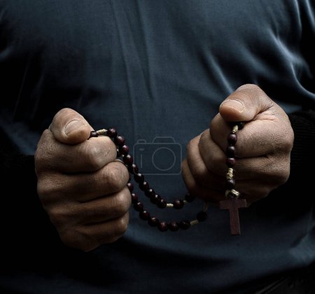 Foto de Hombre caribeño rezando a Dios por perdón - Imagen libre de derechos