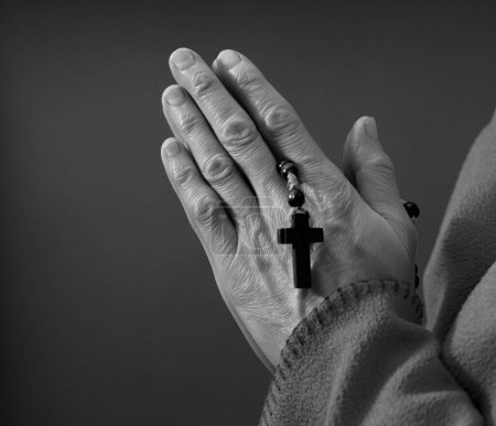 Foto de Herson sosteniendo cruz vista de cerca - Imagen libre de derechos