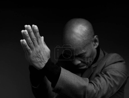 Téléchargez les photos : Priant Dieu pour le pardon homme caribéen priant - en image libre de droit