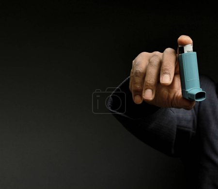 Téléchargez les photos : Homme avec inhalateur respiratoire bouffée - en image libre de droit