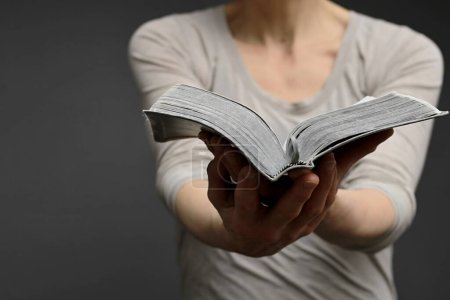 Téléchargez les photos : Femme priant Dieu et lisant de la Bible - en image libre de droit