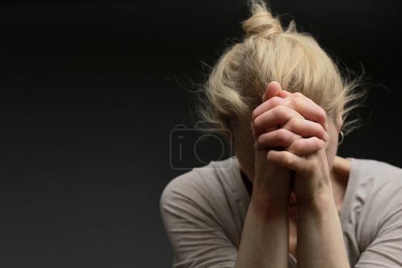 Téléchargez les photos : Femme priant Dieu avec ses mains serrées - en image libre de droit