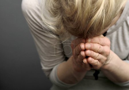 Foto de Mujer rezando a Dios con las manos apretadas - Imagen libre de derechos