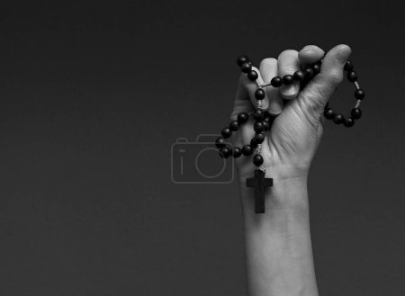 Téléchargez les photos : Chapelet à la main religion photo conceptuelle - en image libre de droit