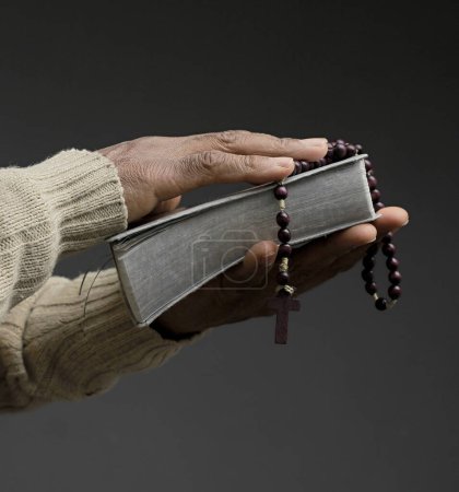 Téléchargez les photos : Homme caribéen avec le livre de bible priant Dieu - en image libre de droit