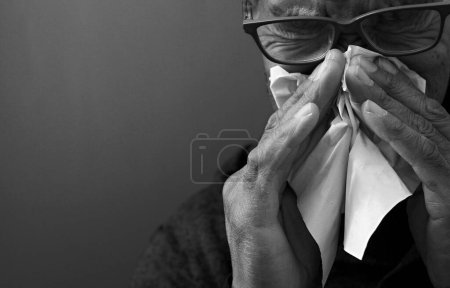 Téléchargez les photos : Homme qui se mouche après avoir attrapé la grippe et le rhume - en image libre de droit