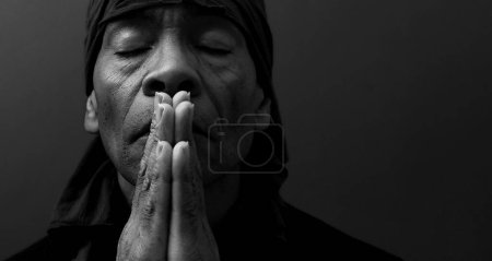 Foto de Orando a Dios con las manos juntas - Imagen libre de derechos