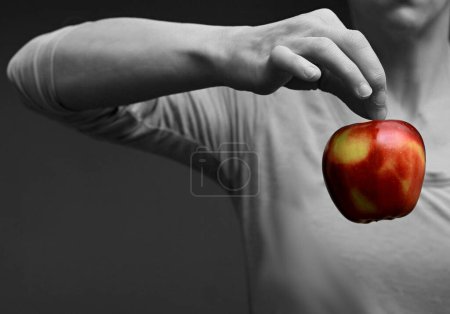 Téléchargez les photos : Personne tenant une pomme rouge à la main - en image libre de droit