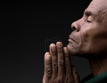 Téléchargez les photos : Homme désespéré priant Dieu - en image libre de droit