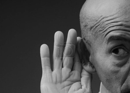 Foto de Hombre que sufre sordera y pérdida auditiva - Imagen libre de derechos