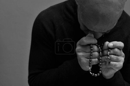 Téléchargez les photos : Homme noir priant Dieu homme caribéen priant avec fond noir - en image libre de droit