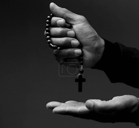 Foto de Manos de la persona rezando sobre fondo oscuro, de cerca - ver - Imagen libre de derechos