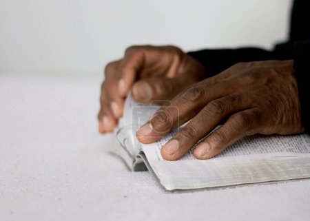 Téléchargez les photos : Homme tenant le livre de la bible sainte indiscret - en image libre de droit