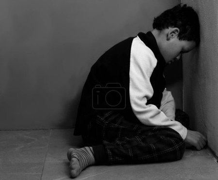 Téléchargez les photos : Stressé petit garçon studio tourné - en image libre de droit