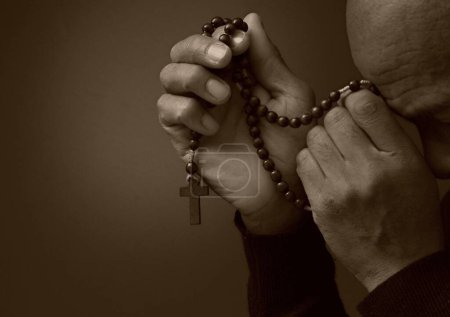 Foto de Orando a Dios con las manos juntas Hombre caribeño - Imagen libre de derechos