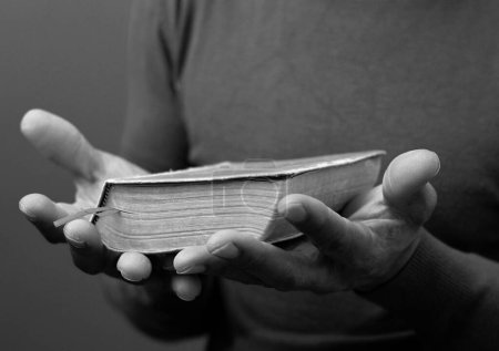 Téléchargez les photos : Homme tenant la lecture de la sainte Bible - en image libre de droit