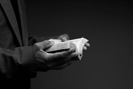 Téléchargez les photos : Homme noir priant Dieu sur fond gris noir - en image libre de droit