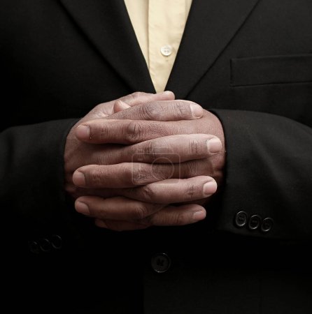 Téléchargez les photos : Homme noir priant Dieu sur fond gris noir - en image libre de droit
