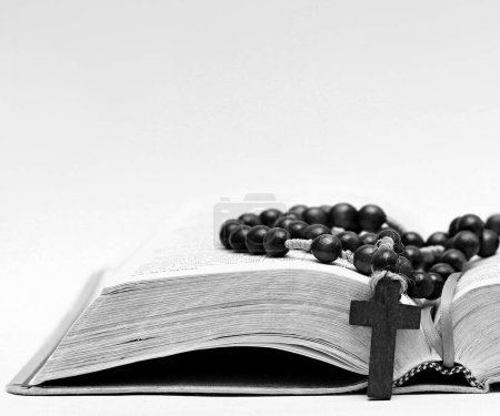 Foto de Biblia orando a Dios con la Biblia sobre fondo blanco - Imagen libre de derechos