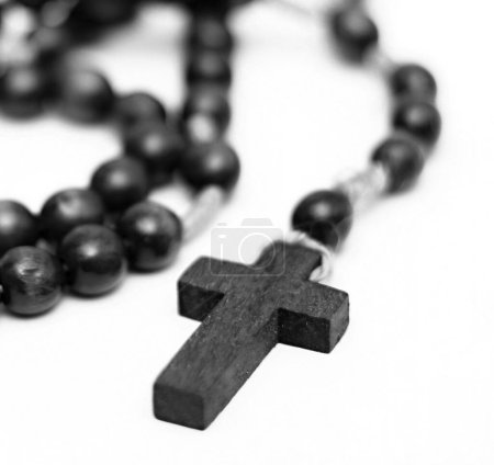 Foto de Orando a Dios con la Biblia y la cruz en la iglesia - Imagen libre de derechos