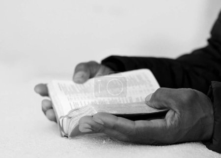 Foto de Hombres negros orando a Dios con las manos - Imagen libre de derechos