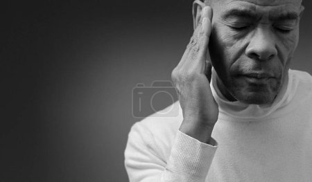 Foto de Sordera y pérdida de audición sobre fondo gris negro - Imagen libre de derechos