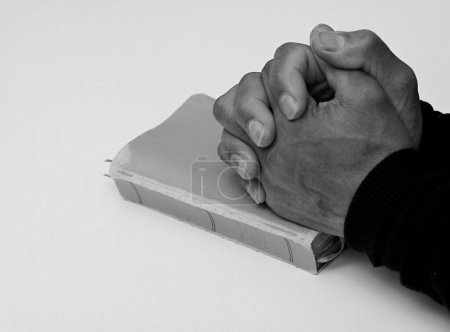 Foto de Hombre negro rezando a Dios con la Biblia - Imagen libre de derechos