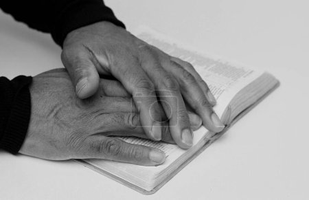 Téléchargez les photos : Homme noir priant Dieu avec la bible - en image libre de droit
