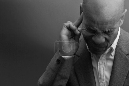Foto de Sordera que sufre de pérdida auditiva sobre fondo gris negro - Imagen libre de derechos