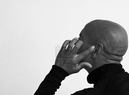Foto de Sordera que sufre de pérdida auditiva sobre fondo gris negro - Imagen libre de derechos