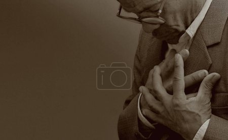 Téléchargez les photos : Homme noir priant Dieu - en image libre de droit