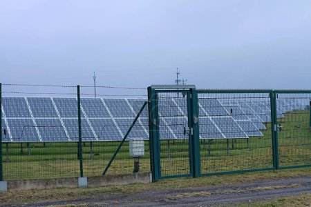 Foto de Paneles solares que se instalan en un campo verde - Imagen libre de derechos