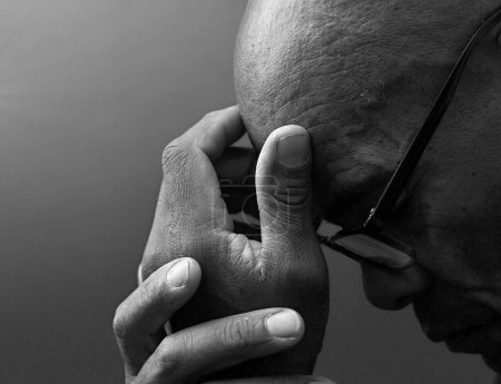 negro caribeño hombre orando a dios en negro fondo
