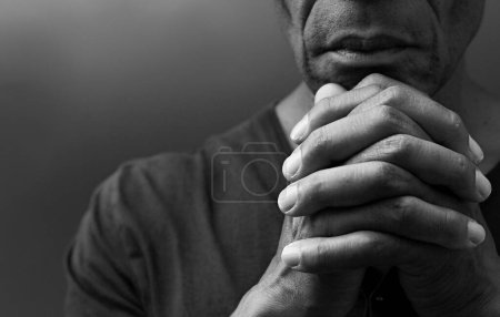 negro caribeño hombre orando a dios en negro fondo  