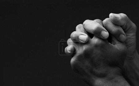 Foto de Negro caribeño hombre orando a dios en negro fondo - Imagen libre de derechos