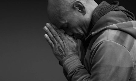 Téléchargez les photos : Homme caribéen priant Dieu - en image libre de droit
