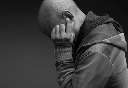 Mann mit Gehörlosigkeit und Schwerhörigkeit auf grauem Hintergrund
