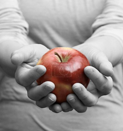 Téléchargez les photos : Mains avec pomme rouge commencer un régime - en image libre de droit